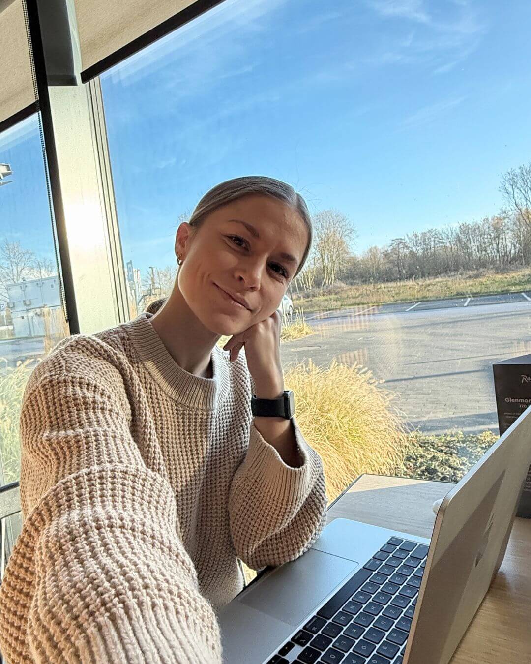 Franziska Pargmann im Café bei der Arbeit am Laptop