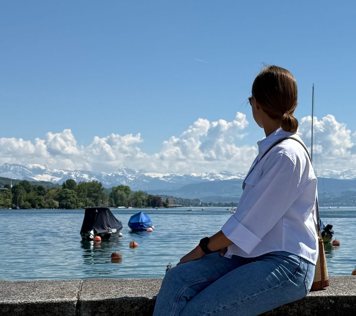 Franziska Pargmann am Zürichsee mit Blick auf die Alpen